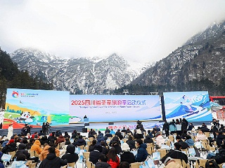“锦绣天府·安逸四川”2025四川省冬季旅游季启动 户外雪地舞台惊艳亮相