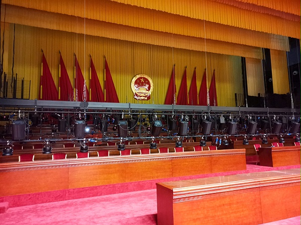 成都市第十七届人民代表大会第七次会议顺利召开，成都鹰皇科技灯光音响部门负责礼堂舞台设备维保工作，为会议保驾护航