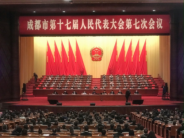 成都市第十七届人民代表大会第七次会议顺利召开，成都鹰皇科技灯光音响部门负责礼堂舞台设备维保工作，为会议保驾护航