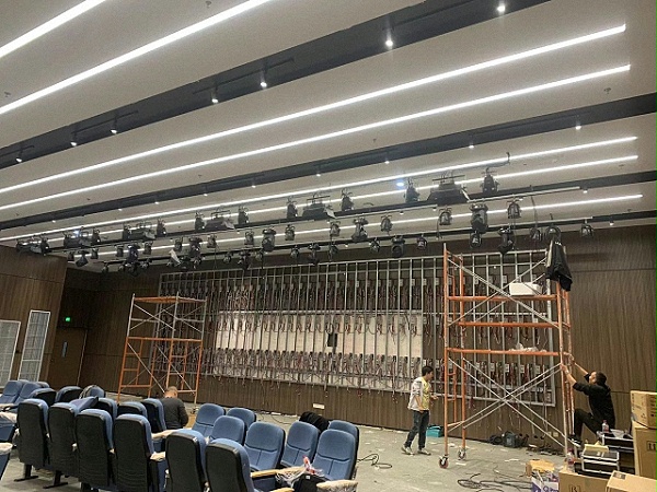 四川吉利学院报告厅舞台灯光、音响、LED显示屏工程项目竣工，鹰皇科技为您精彩呈现