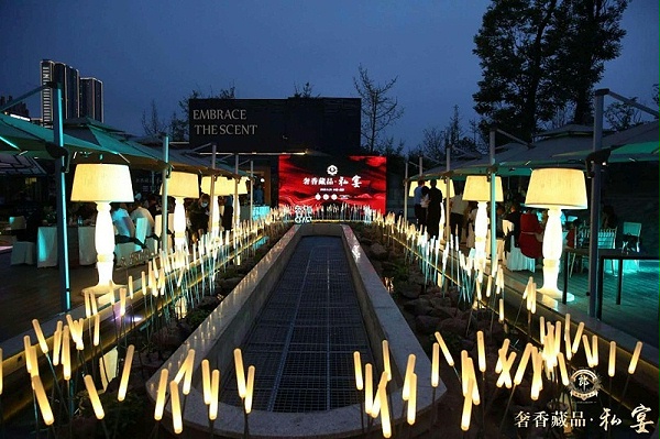鹰皇科技户外防水高亮LED屏助力郎酒藏品私宴