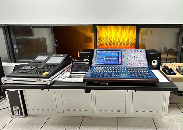 中小学校多功能厅需要安装基础舞台灯光，推荐什么灯具组合？