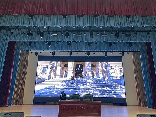 成都市第二十中学多功能厅灯光音响LED显示屏及会议系统