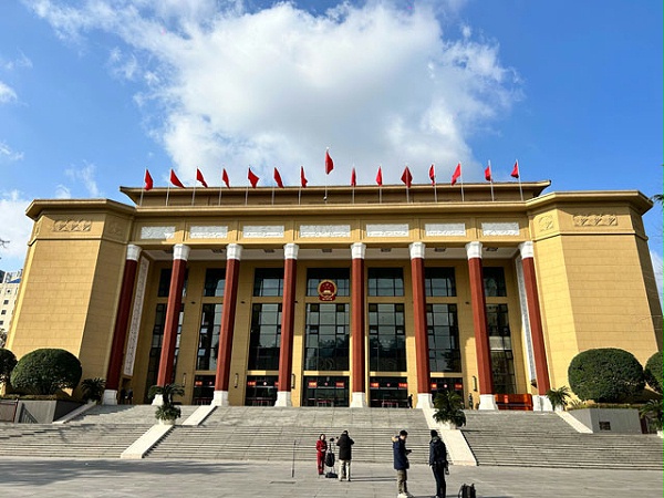 坚守岗位，为大会保驾护航——成都鹰皇灯光、音响技术服务团队为市人大会议提供技术保障