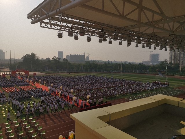 成都鹰皇科技承建眉山东辰国际学校体育场户外灯光音响LED显示屏工程项目竣工