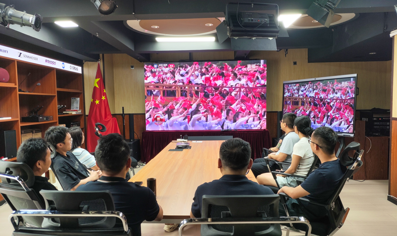 铭记历史荣光，凝聚奋进力量——成都鹰皇科技组织员工观看九三阅兵直播